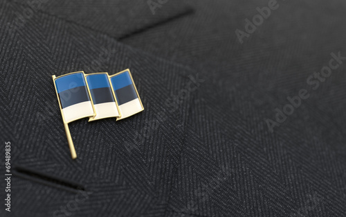Foto Estonia flag lapel pin on the collar of a business suit