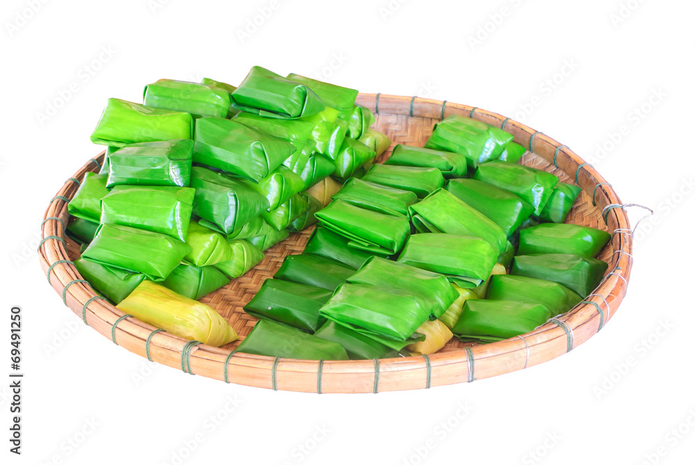 Obraz premium Thai dessert sticky rice with banana isolated