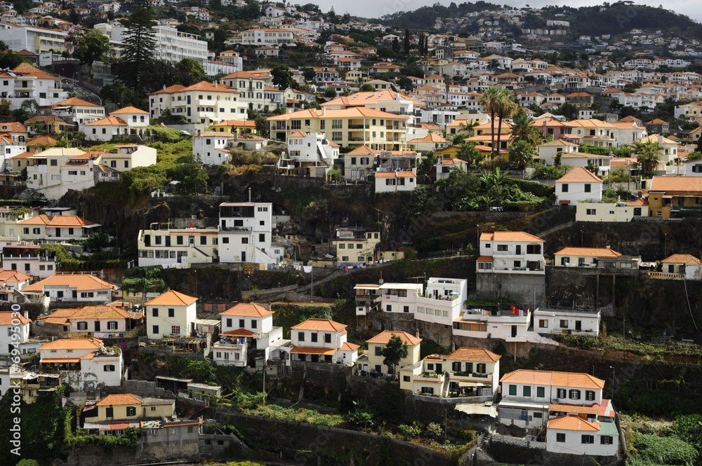 Constructions en terrasses sur l'Île principale de l'archipel de Madère dans les environs de Funchal, Portugal en Europe	