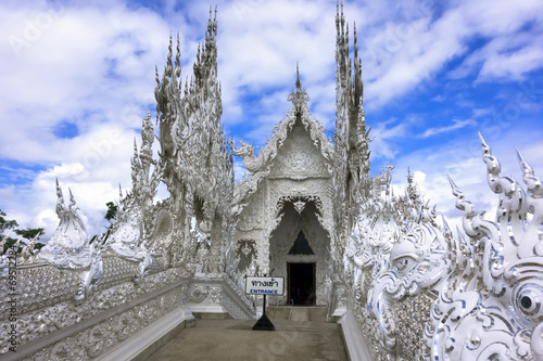 Wat Rong Khun, Entrance