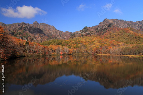 秋の戸隠高原 鏡池と戸隠連峰 © uttyan