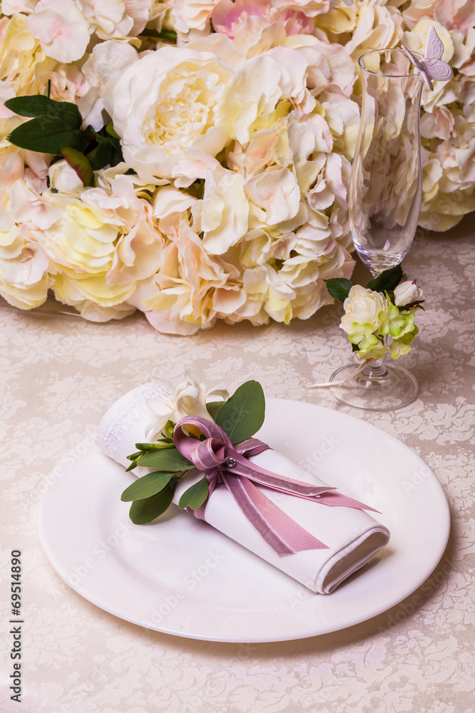 Table setting in pink color