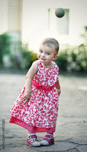 Small girl throwing ball © wrzesientomek