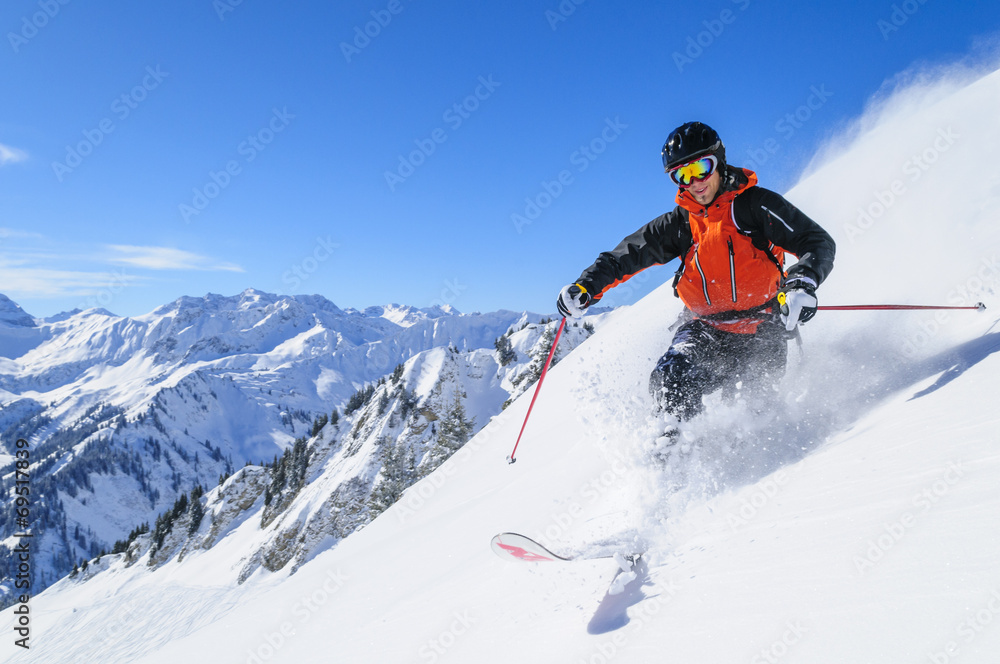 Tiefschnee-Traum beim Skifahren