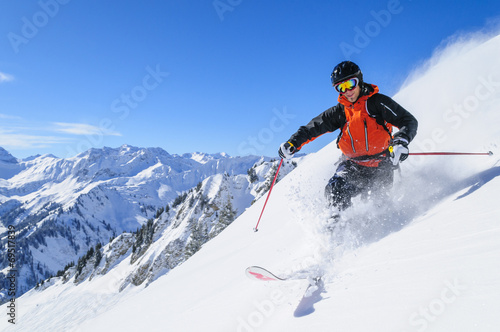 Tiefschnee-Traum beim Skifahren
