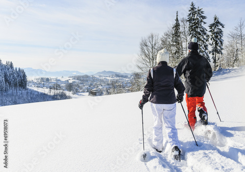 querfeldein mit Schneeschuhen photo