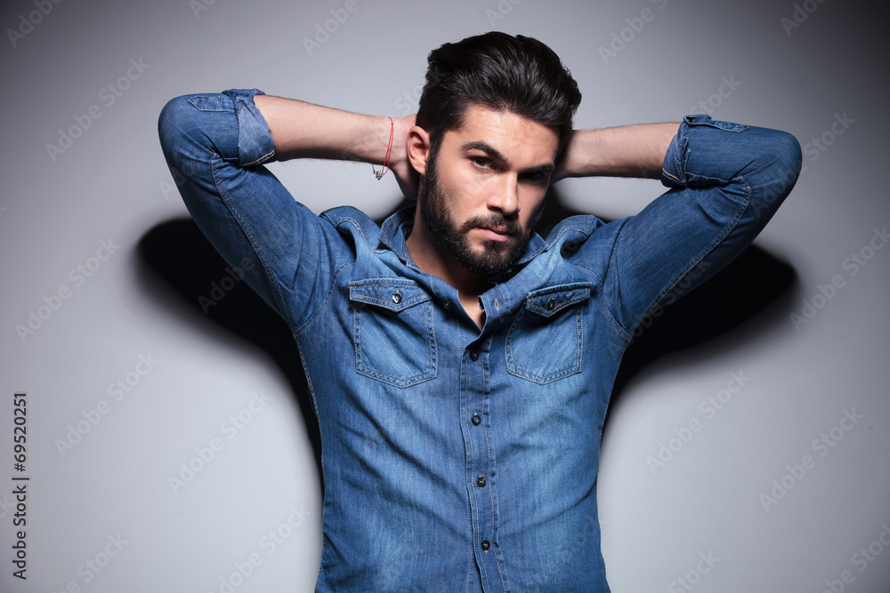Obraz premium Man with his hands behind the head
