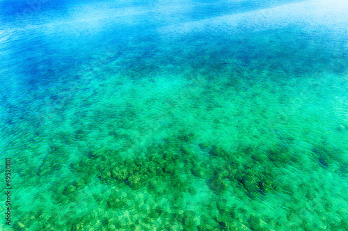 Emerald green ocean in Okinawa © shihina