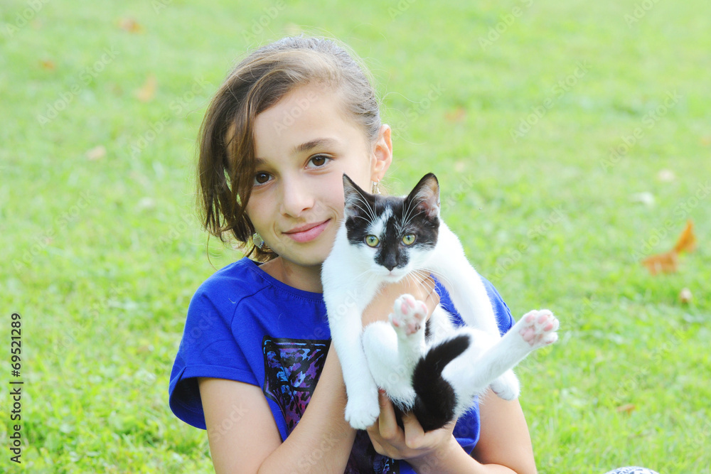 jeune enfant et chaton jeune enfant et chaton