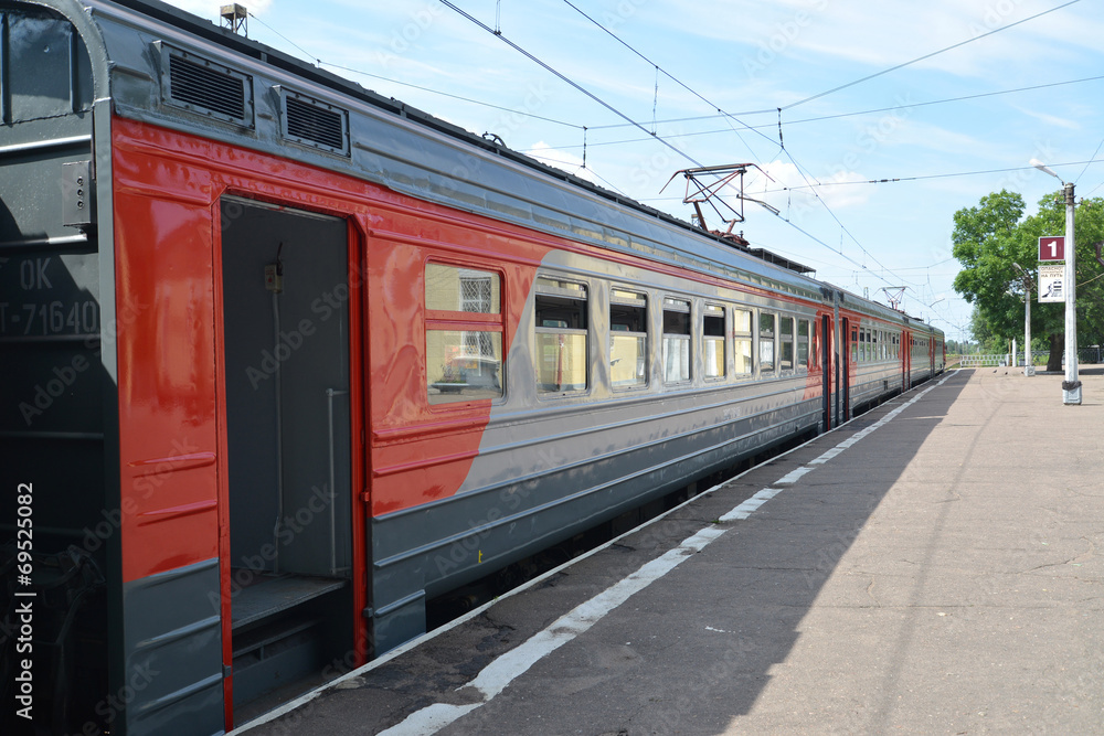 Fototapeta premium Electric train there is at the desert platform a