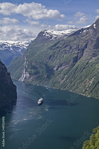 Geirangerfjord mit Kreuzfahrtschiff photo