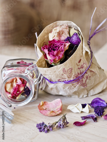 Foto Flores y hojas secas en bolsa de papel