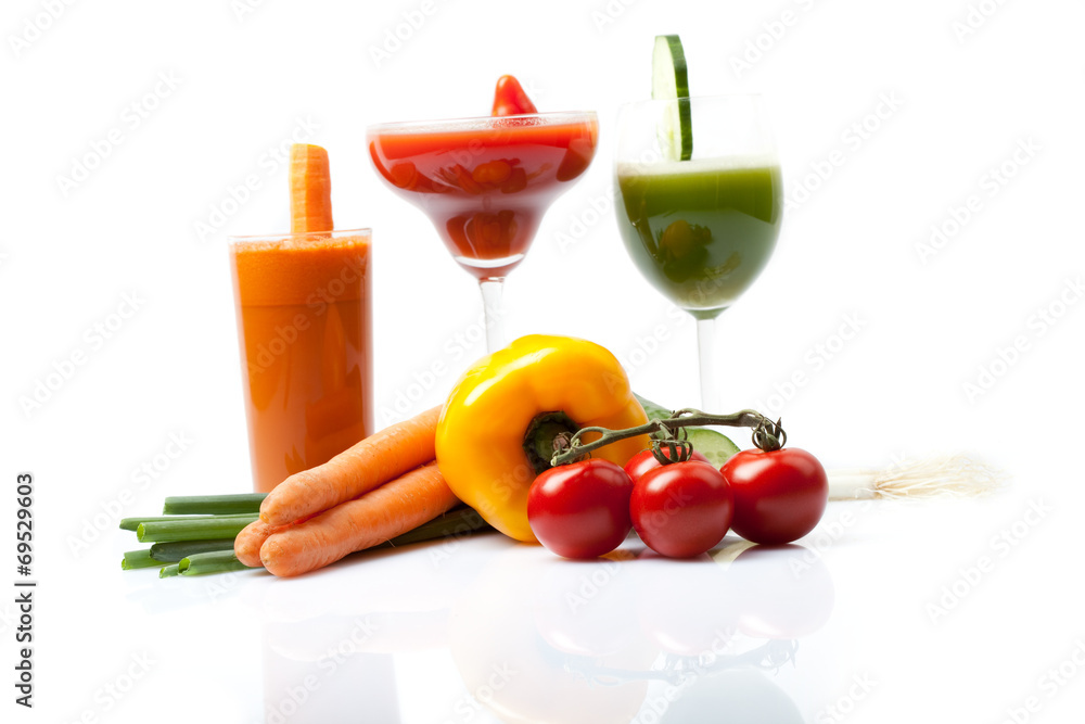 Gemüsesaft Smoothies mit frischem Gemüse, weißer Hintergrund Gemüsesaft Smoothies mit frischem Gemüse, weißer Hintergrund