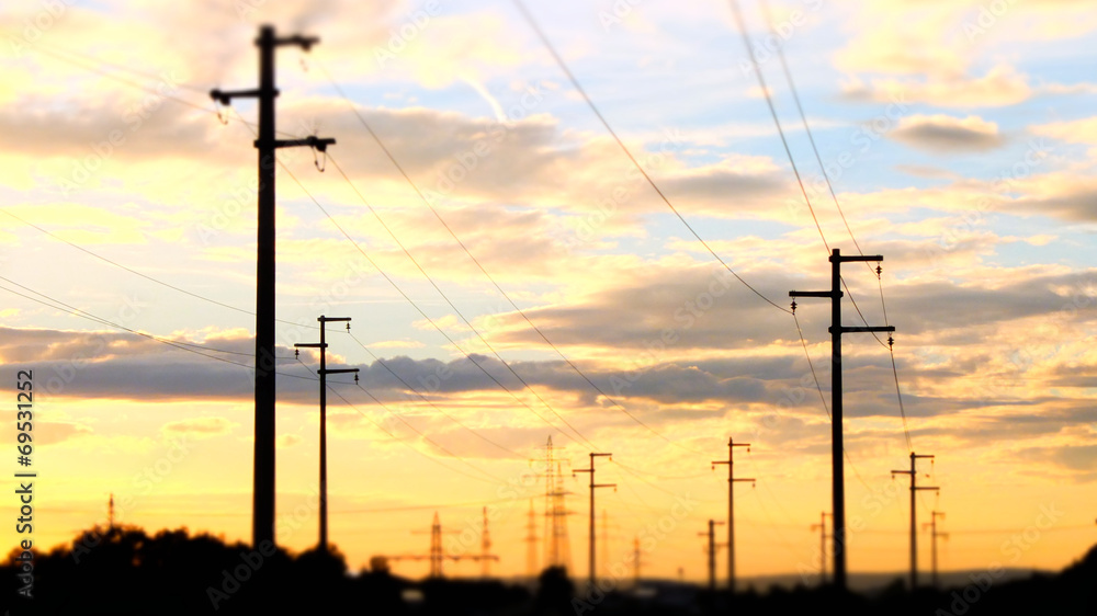 Strommasten bei Sonnenuntergang