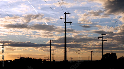 Strommasten bei Sonnenuntergang © focus finder