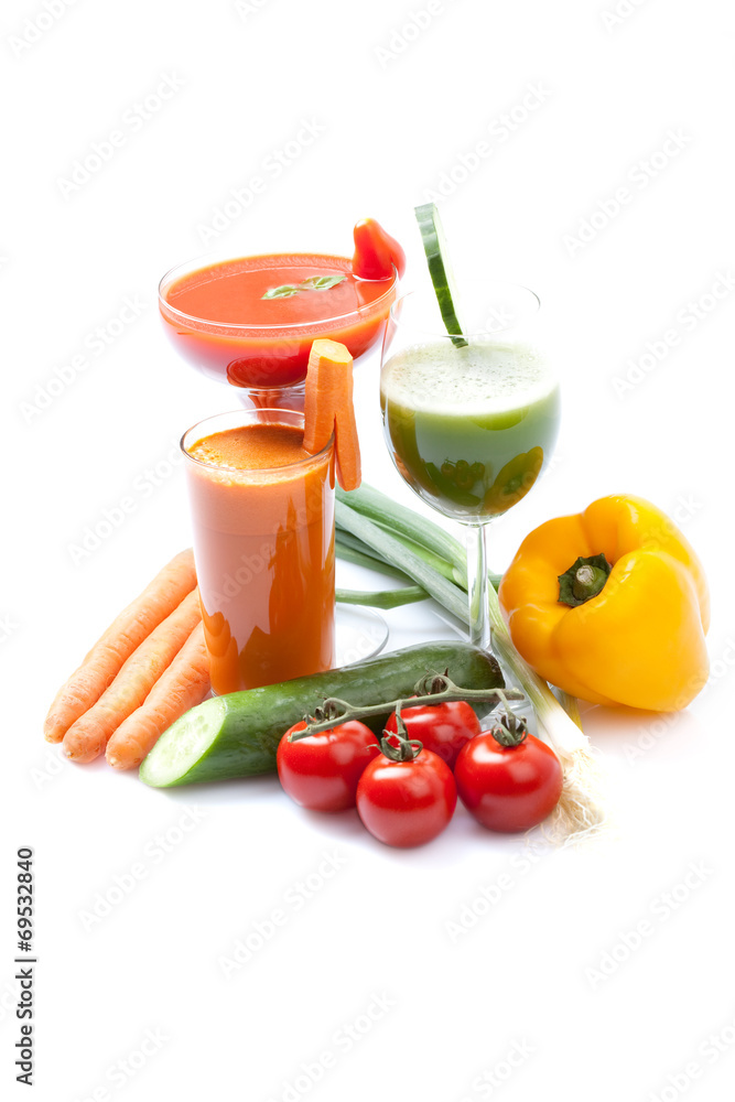 Gemüsesaft Smoothies vor weißem Hintergrund, Hochformat Gemüsesaft Smoothies vor weißem Hintergrund, Hochformat