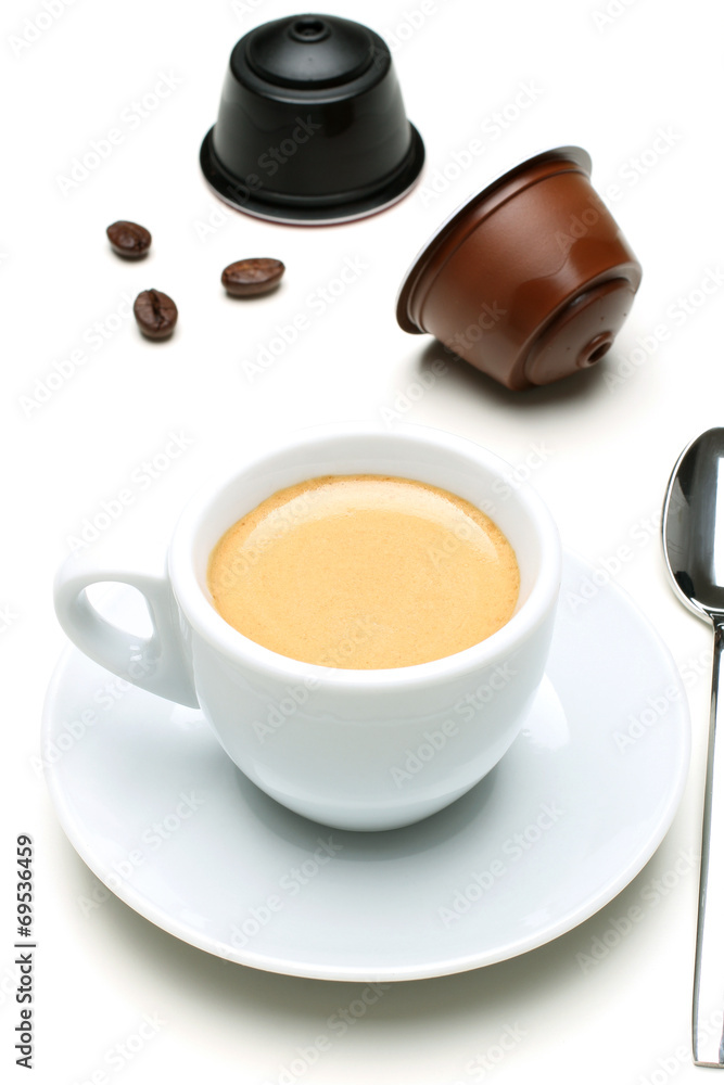 Obraz premium caffe espresso capsule su tavolo bianco