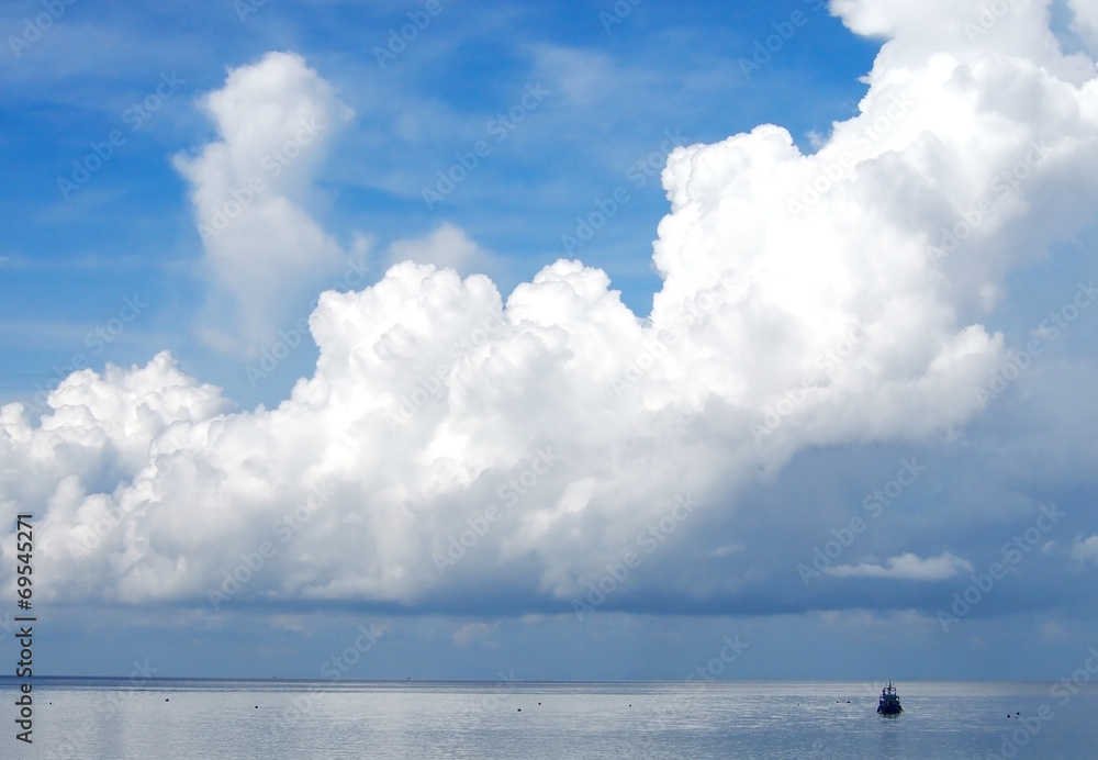 Obraz premium cloudy sky and the sea