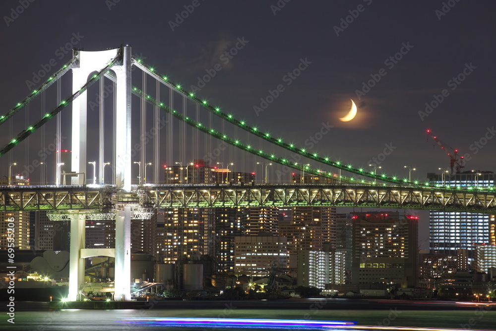 Fototapeta premium Tokyo rainbow bridge and moon at night time