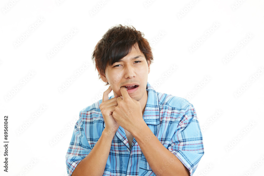 虫歯が痛む男性