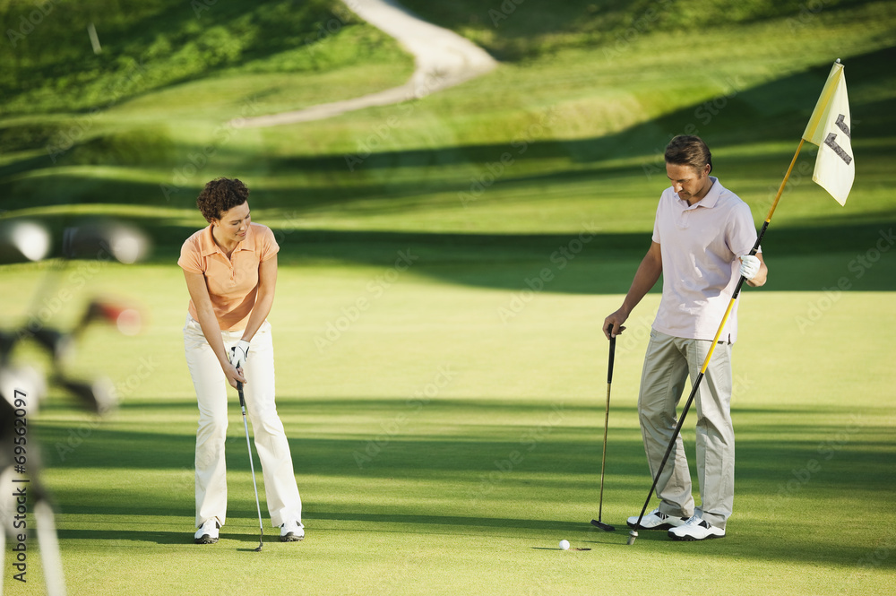 Obraz premium Italien,Kastelruth,Golfer Golf spielen auf dem Golfplatz