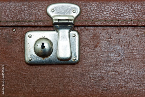 Foto closed lock of an old suitcase dark brown color