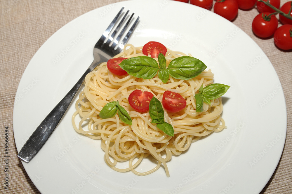 spaghetti, tomates et basilic spaghetti, tomates et basilic