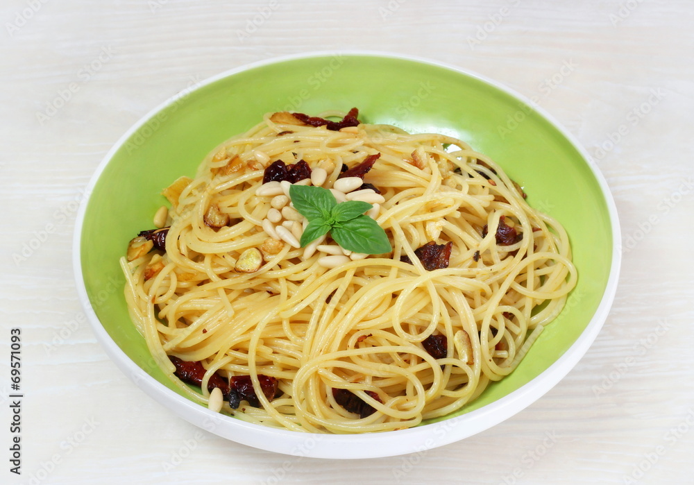 Pasta aglio,olio,peperoncino,pomodori secchi e pinoli. Pasta aglio,olio,peperoncino,pomodori secchi e pinoli.