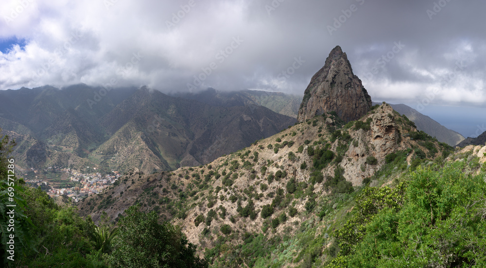 La Gomera - Roque El Cano über dem Ort Vallehermoso