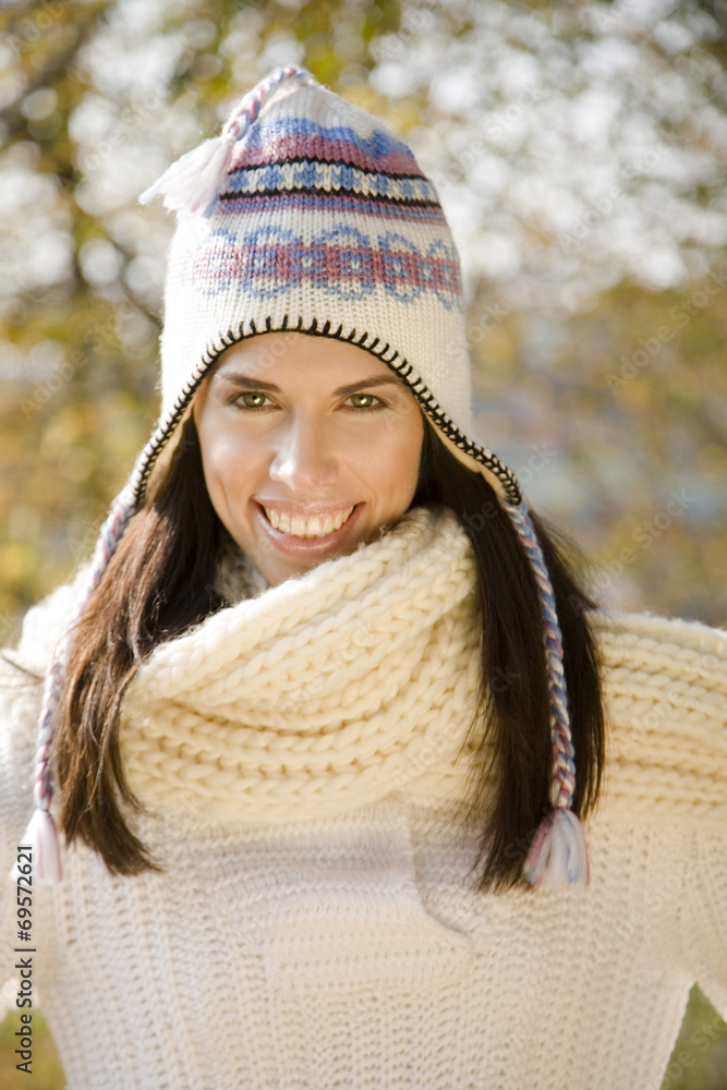 Brunette Frau mit Pullover, Mütze, Schalldämpfer , Portrait Brunette Frau mit Pullover, Mütze, Schalldämpfer , Portrait
