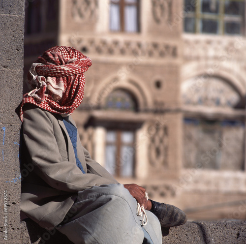 Photography Arab man, seen from the back, with veil