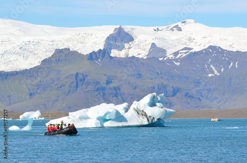 Исландия, туристы осматривают ледниковую лагуну Йокюлсаурлоун