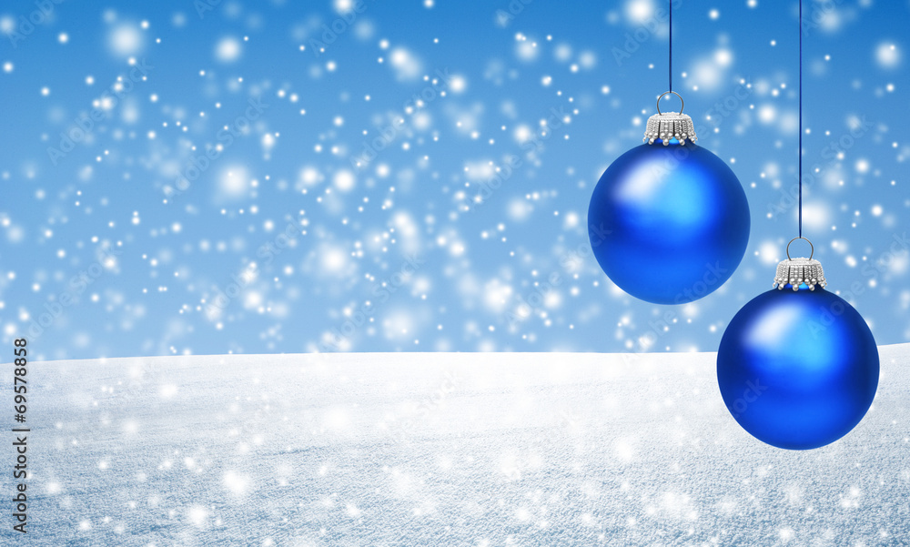 Weihnachtskugeln vor Schnee Weihnachtskugeln vor Schnee