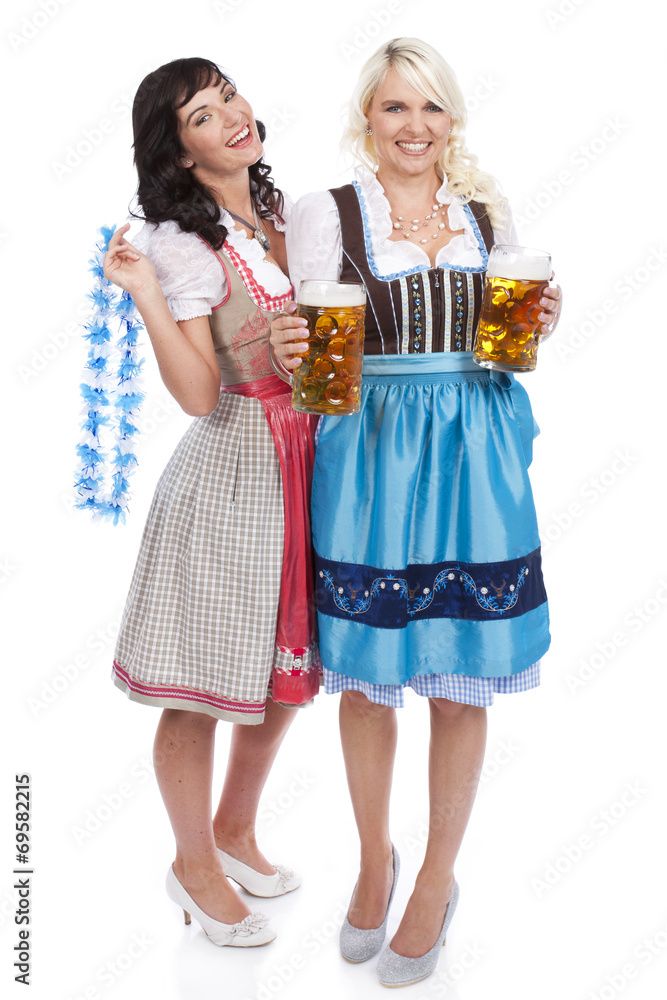 Zwei Frauen in bayrischer Tracht mit Bierkrug