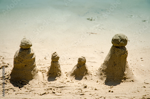 Fotografi figures from sand