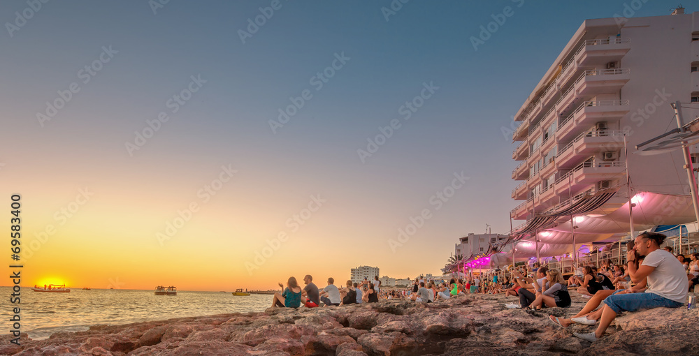 Obraz premium Widok na zachód słońca na wyspie Ibiza