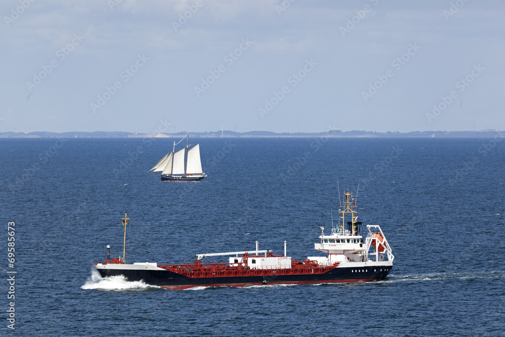 Tanker und Segelschiff auf der Ostsee
