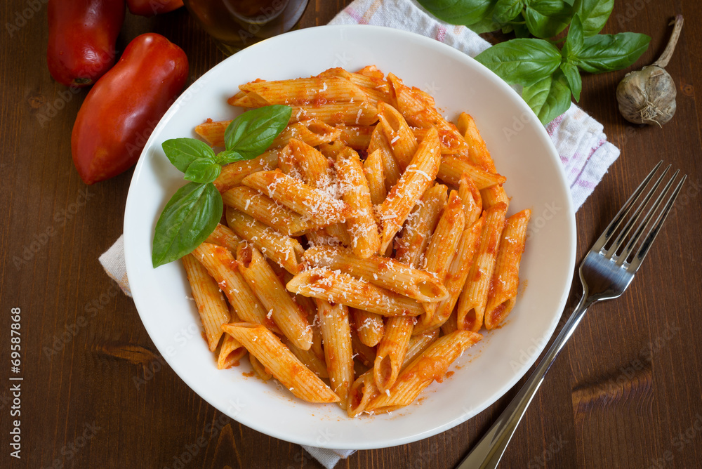 Penne con pomodoro e parmigiano, cucina italiana Penne con pomodoro e parmigiano, cucina italiana