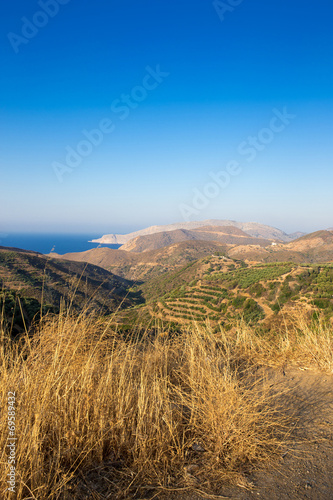 Schöner Ausblick auf Meer und Gebirge in Kreta