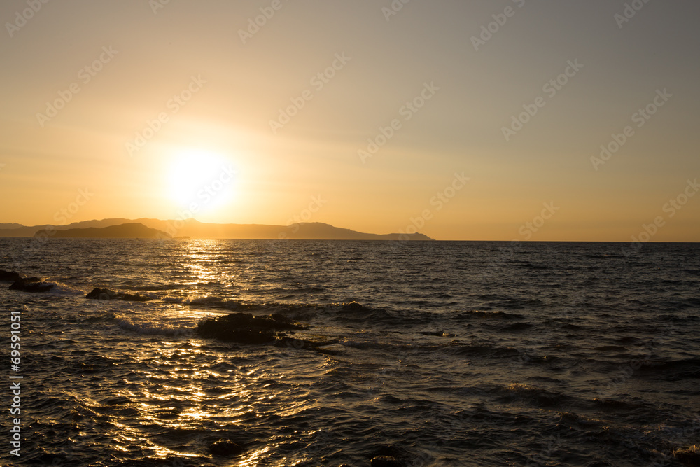 Schöner Ausblick auf Meer und Gebirge in Kreta