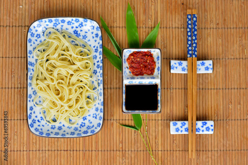 Aziatisch eten met wit blauw servies photo