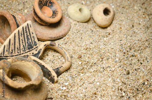 pezzi di vasi antichi su sabbia photo