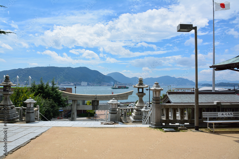 亀山八幡宮からのぞむ関門海峡と北九州