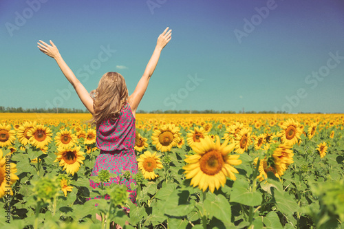 Fototapeta Naklejka Na Ścianę i Meble -  Young woman in sunflower field