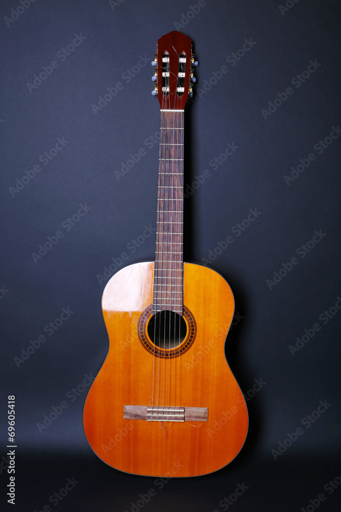 Naklejka premium Gitara na ciemnym tle