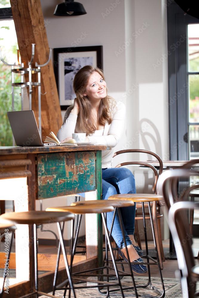 frau im cafe frau im cafe