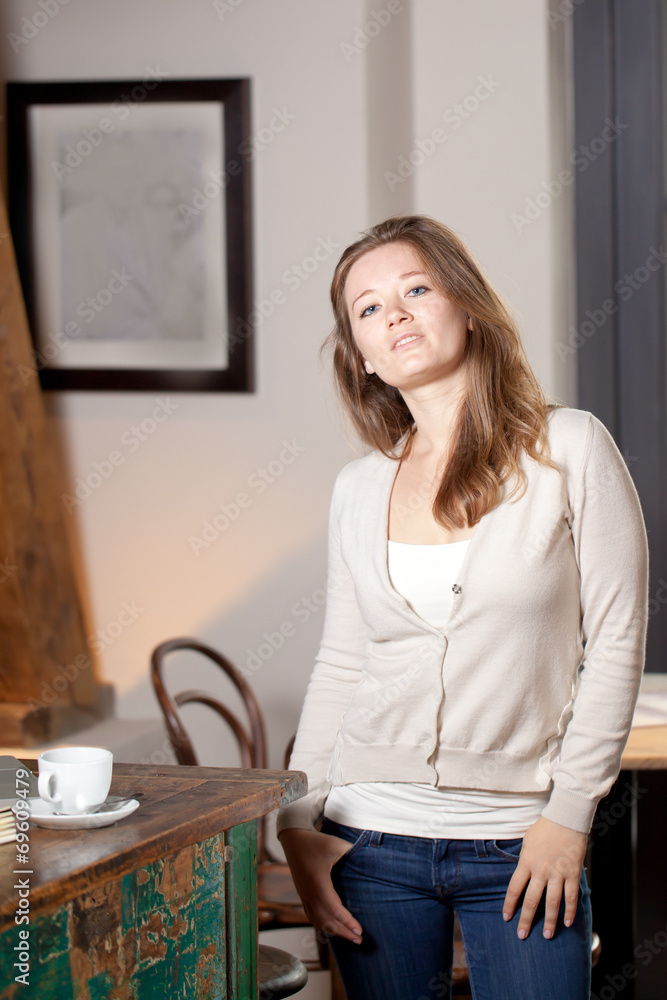 frau zuhause mit tasse kaffe und laptop frau zuhause mit tasse kaffe und laptop
