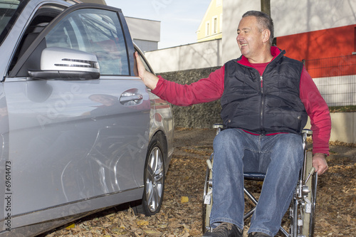 Man in a wheelchair in the fall next to their car © Edler von Rabenstein