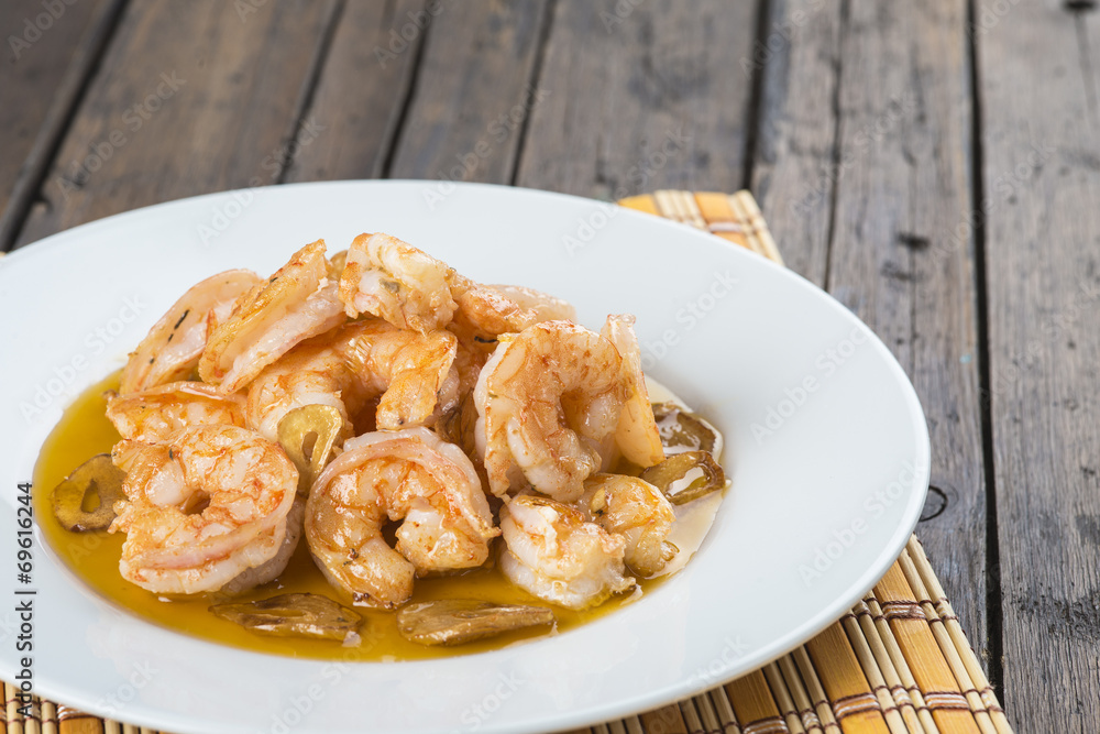 Plato de marisco langostinos gambas al ajillo ración restaurante