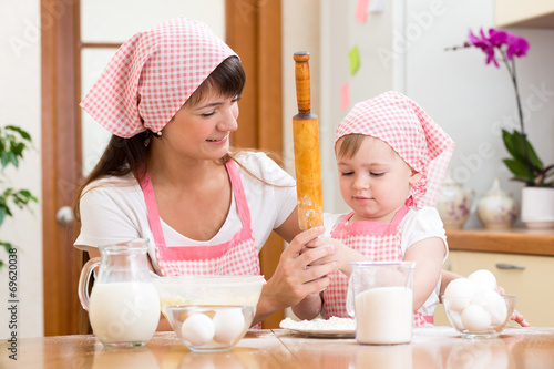 Mother and kid preparing co...